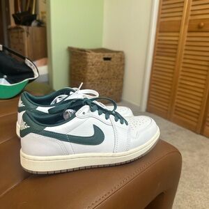 Nike jordan low Sneakers in White and Dark Green